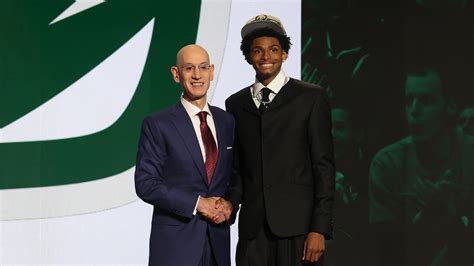 Milwaukee Bucks draft AJ Johnson at No. 23 in NBA draft.